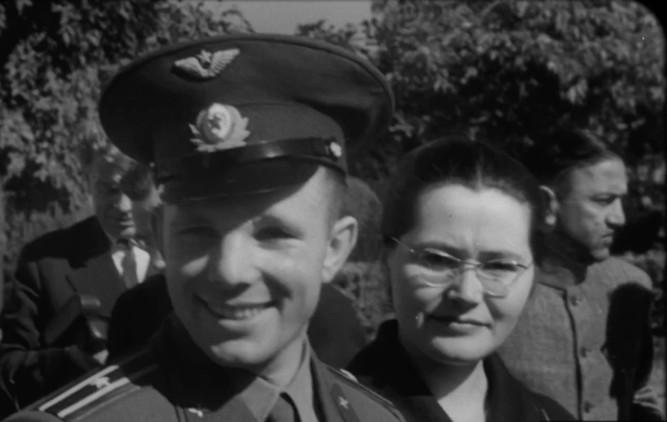 Гагарин. Обнимая мир